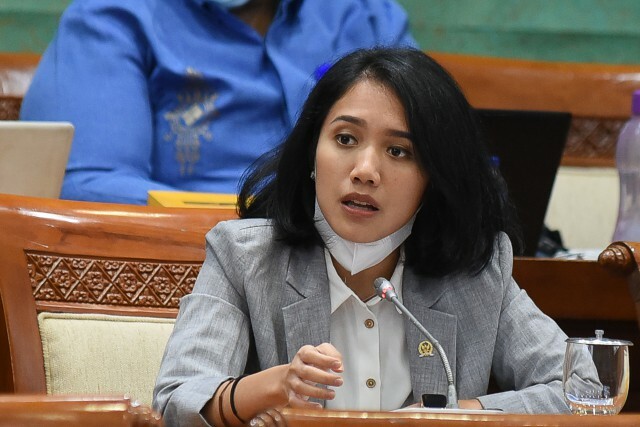 Puteri Komarudin (ist)